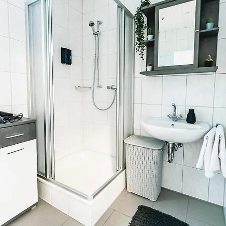 Ferienwohnung Zentral-Kingsize Bett-Playstation 4-Hbf Nach Koeln Und Duesseldorf Haan Exterior foto
